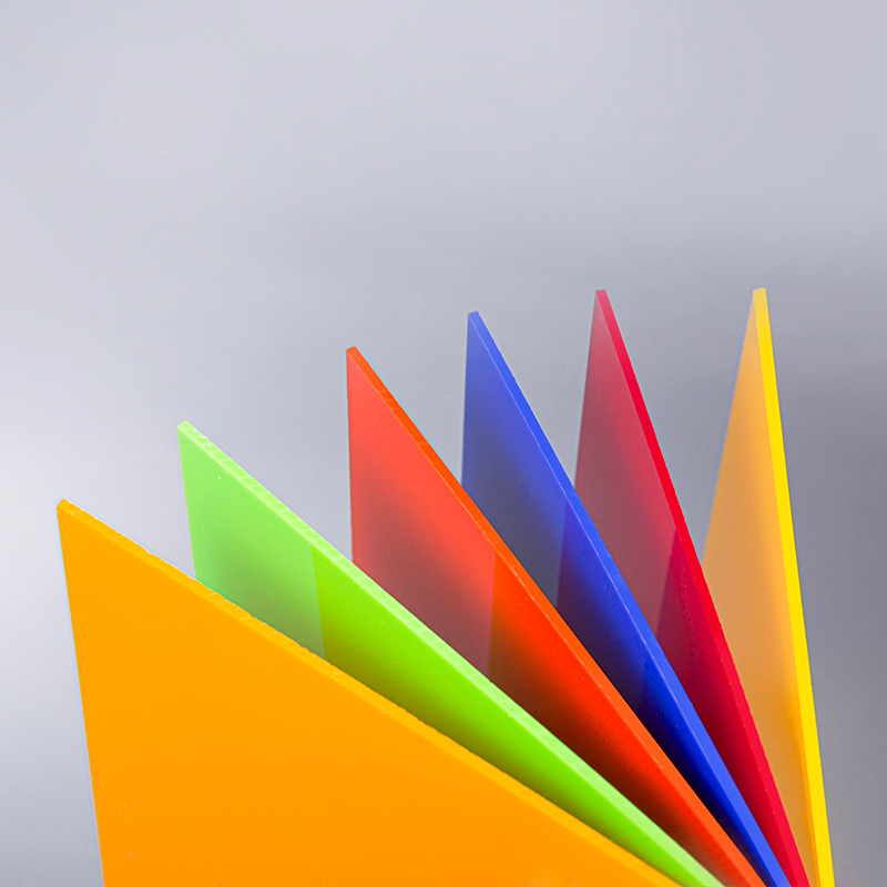 Värikäs akryylilevy