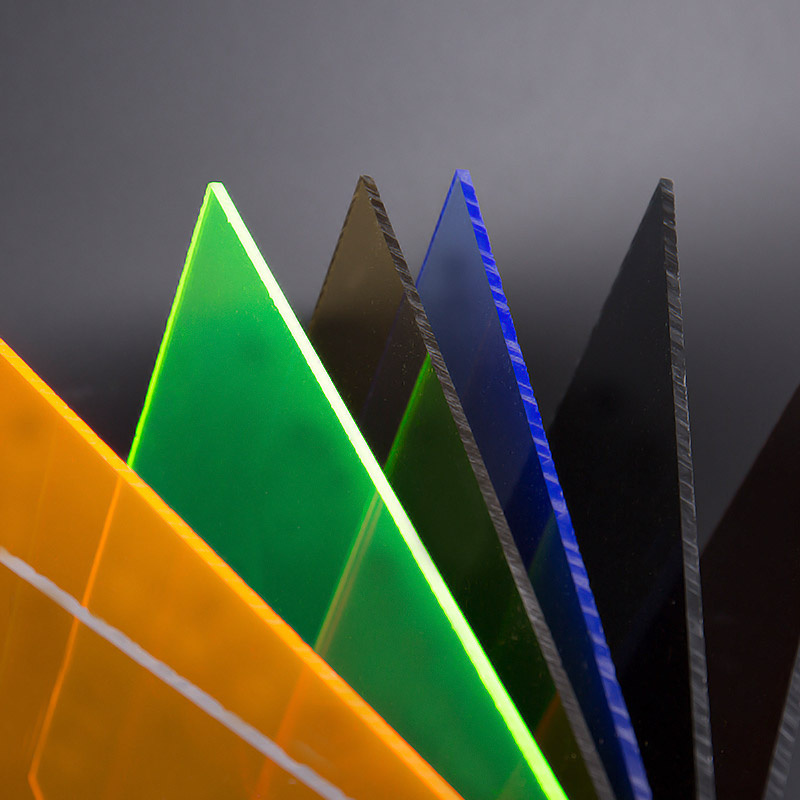 Läpikuultava värikäs akryylilevy